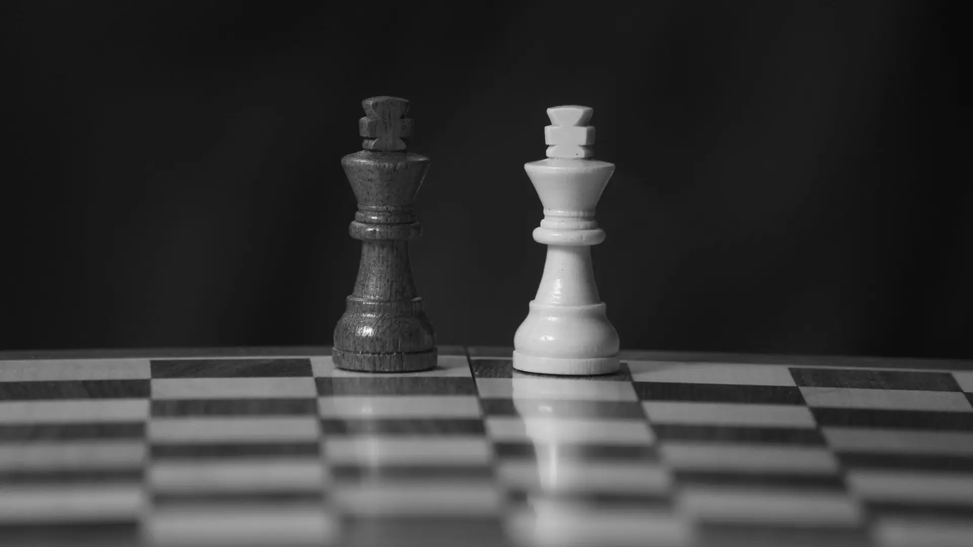 Karşı karşıya duran siyah ve beyaz şah